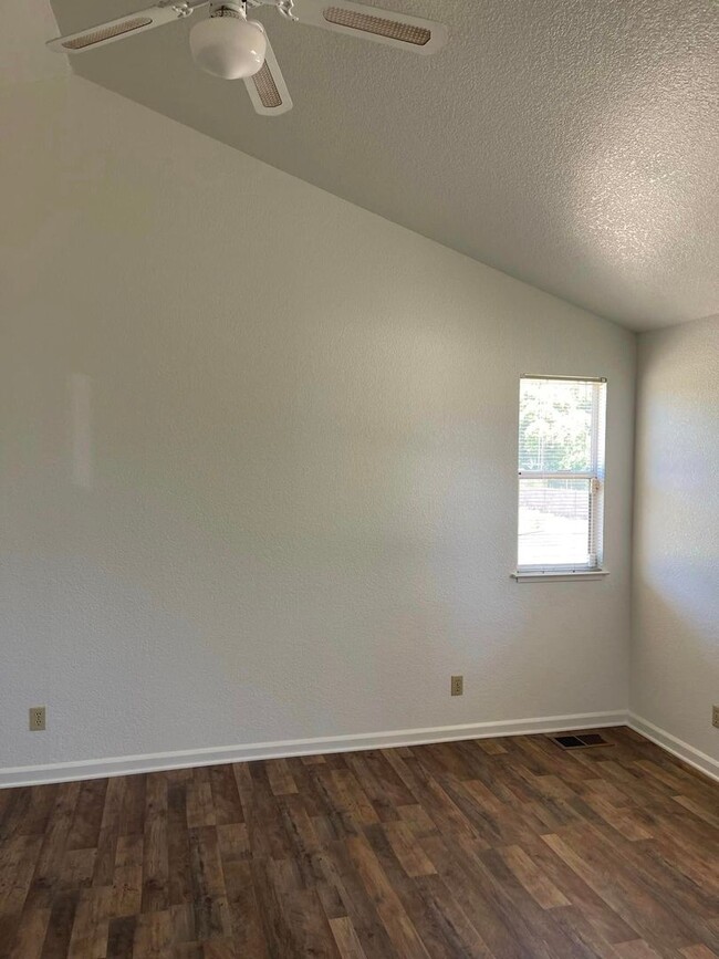 Building Photo - For RENT: Clean and cozy house in midtown