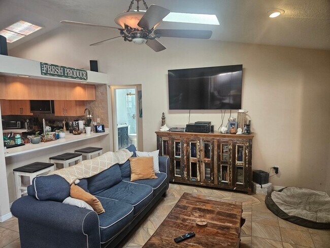 Foto del edificio - Prime Location! 4BR Home with Pool, Office...