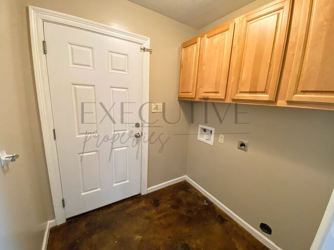 Building Photo - 3BR/2BA Home with Attached Garage & Fenced Backyard in an Established Lake Charles Neighborhood