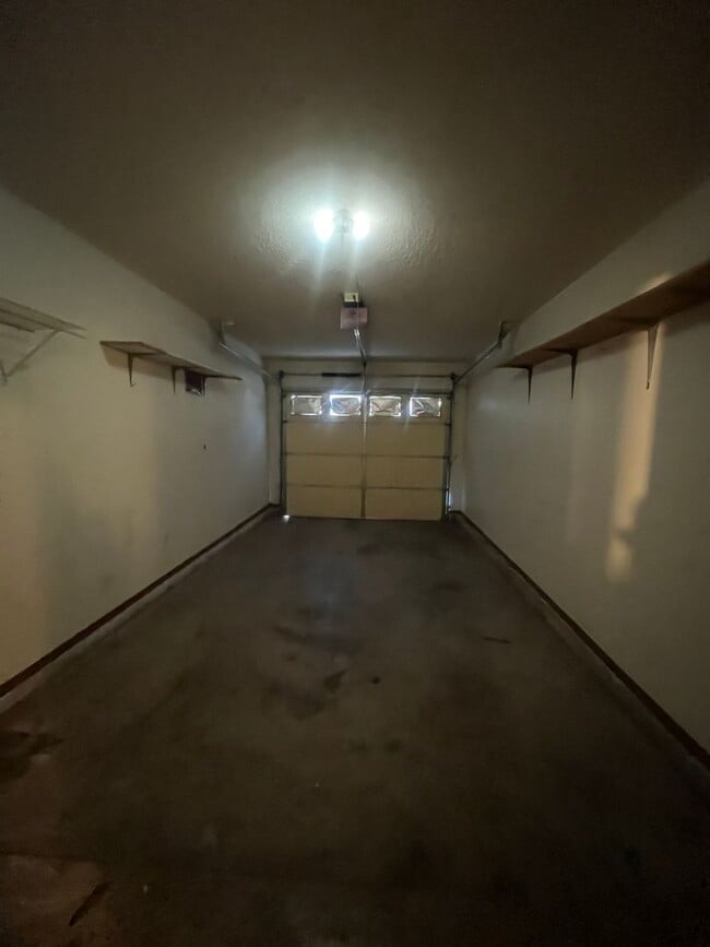 Foto del edificio - Townhouse with Garage!