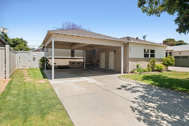 Foto del edificio - 5342 Emporia Ave