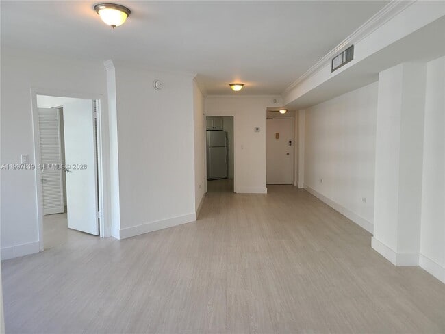 Building Photo - 999 Brickell Bay Dr
