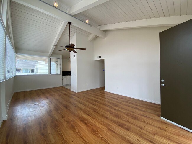 Foto del edificio - Lovely 2 Bedroom, 2 Bathroom Condo!
