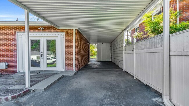 Building Photo - Charming Brick Rancher!