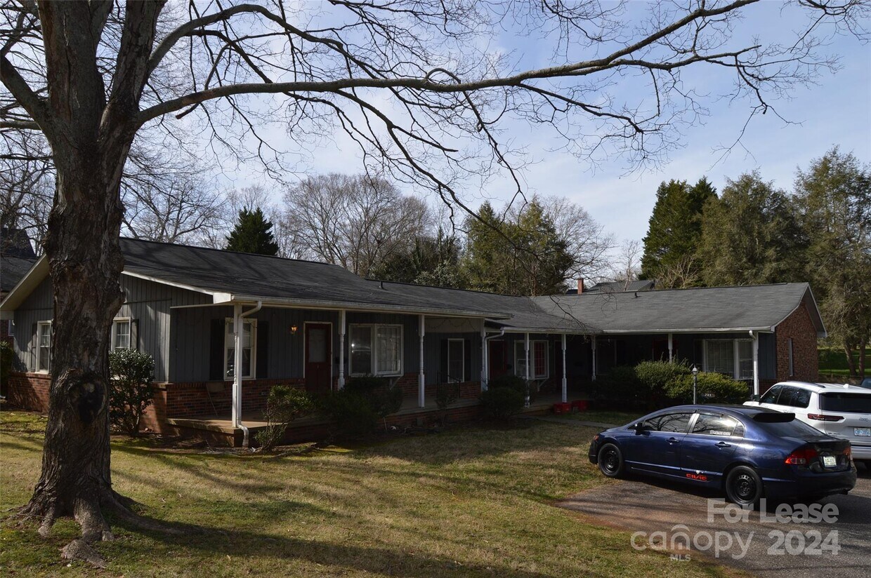 Primary Photo - 221 Kelly St