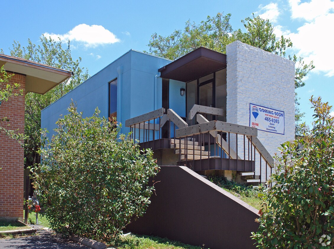 Building Photo - 210 W 38th St