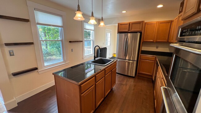 Building Photo - Lovely 3 Bedroom New Englander in Wonderfu...