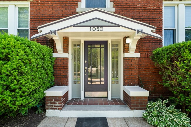 Building Photo - 1030 Commodore Dr