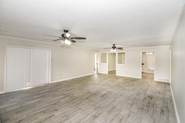 Building Photo - 6885 Silver Hill Ln