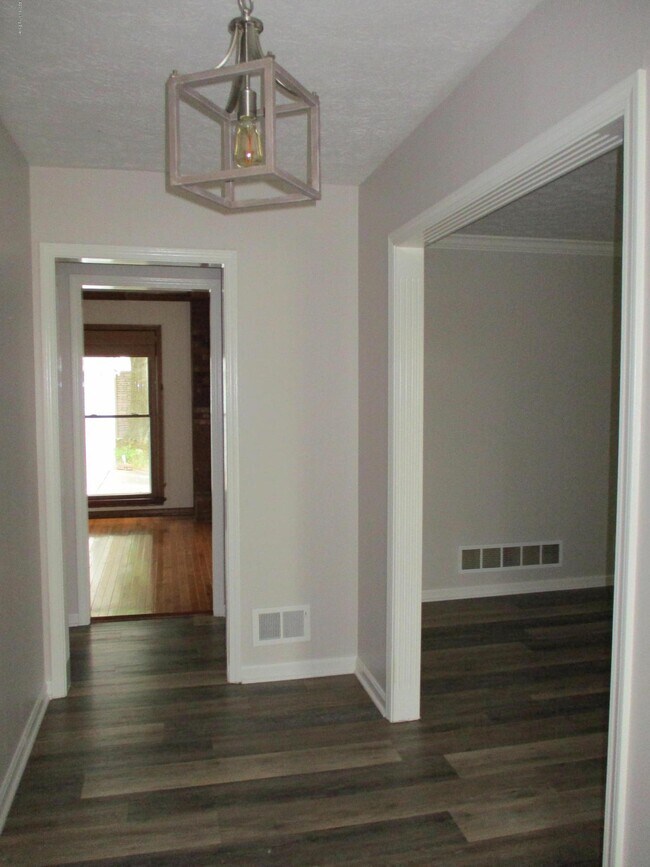 Building Photo - 2901 Creekside Dr