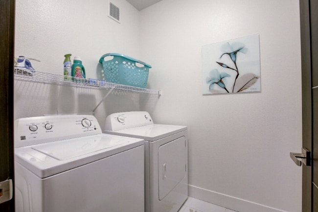 Building Photo - 7017 S Buffalo Dr