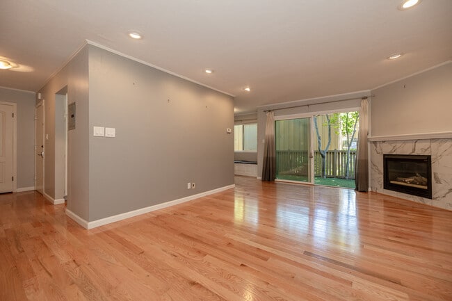 Building Photo - 402 Alberto Way