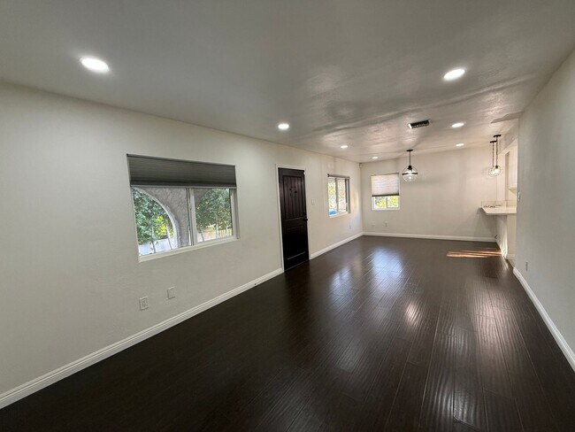 Building Photo - Amazing 3 Bedroom Home in Glassell Park / Eagle Rock