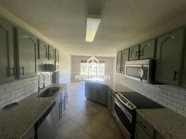 Building Photo - $300 OFF FIRST MONTHS RENT!