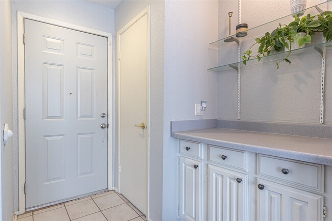 Building Photo - 8020 Braesmain Dr