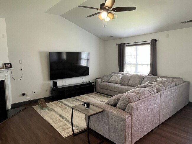 Building Photo - Spacious 3 Bed, 2 Bath Home in Westgate