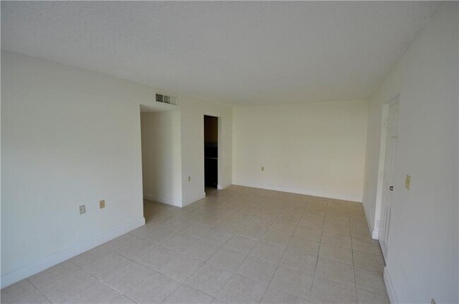 Building Photo - 1215 Benoist Farms Rd