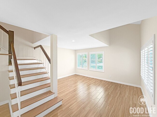 Foto del edificio - Modern 3BD/1.5BA Townhome in Tierrasanta with Kitchen Island, Private Yard, Pool & Tennis Court