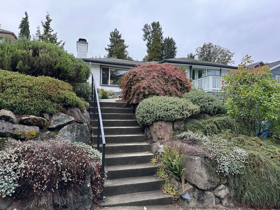 Foto principal - Nice 4 beds / 2 baths House in Leschi!