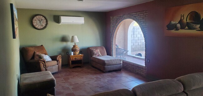 Foto del edificio - 1040 N Lyons Ave