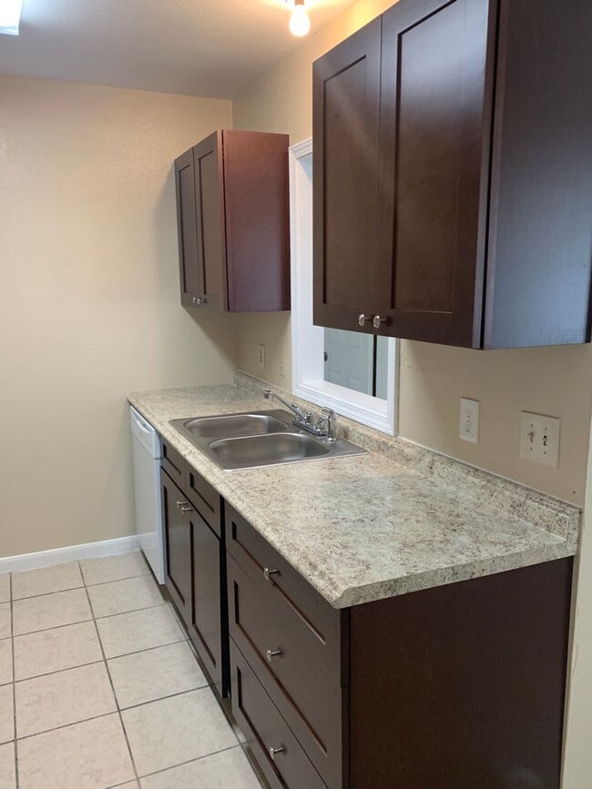 Building Photo - Newly refreshed 2BD/2BA duplex in Eagle La...