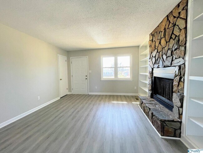 Building Photo - 121 Colby Dr NE