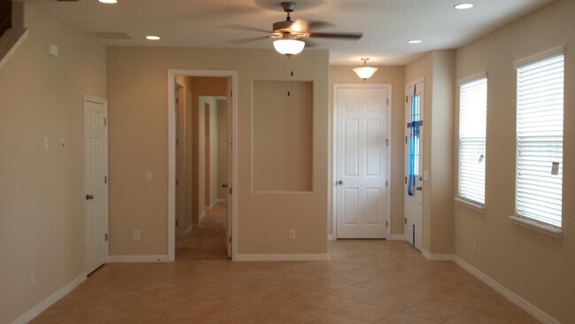 Building Photo - 3 Bed 2.5 Bath Tech Savy Corner Townhouse ...