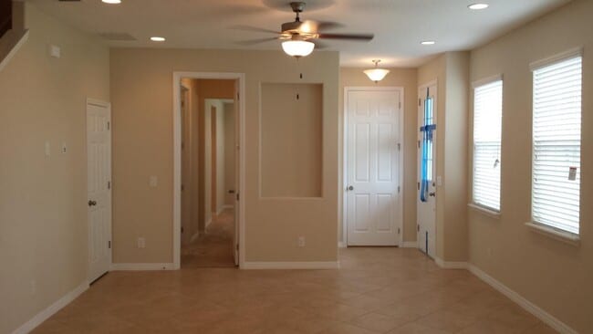 Building Photo - 3 Bed 2.5 Bath Tech Savy Corner Townhouse in Windermere