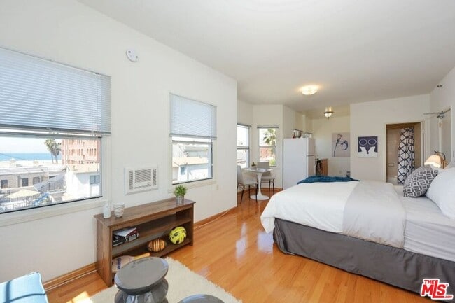 Foto del edificio - 26 Breeze Ave