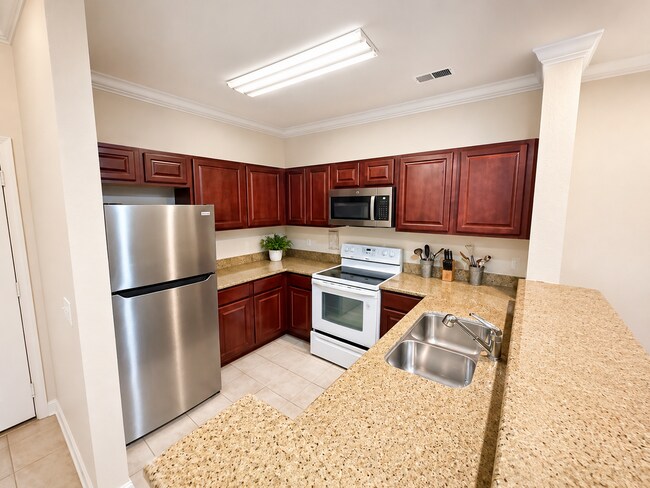 Foto del edificio - Spacious Furnished 3-Bedroom Condo Oasis with 2 Baths in Davenport