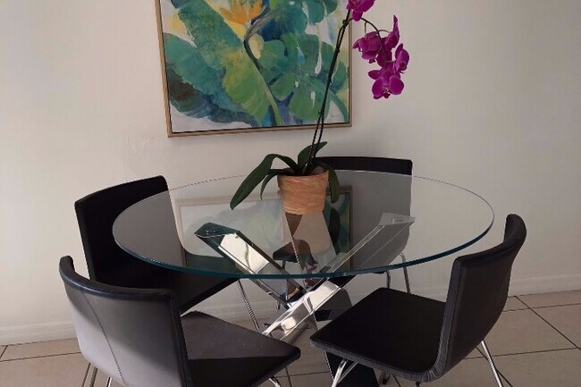 Mesa de cocina - 4158 Tamiami Trl