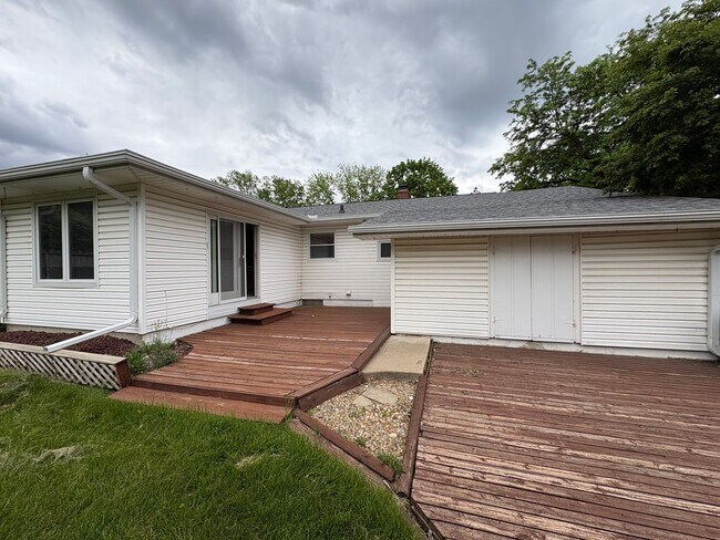 Building Photo - 3 Bedroom 2 Bathroom Single Family home