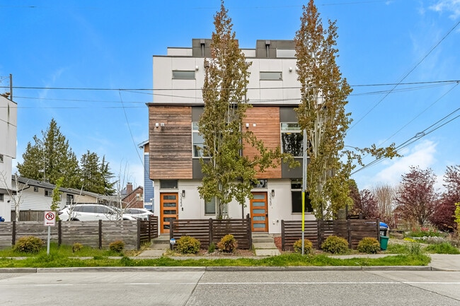 Building Photo - 3220 SW Morgan St