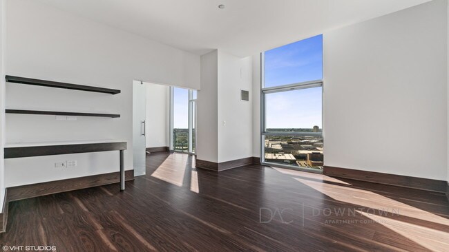 Huge Bedroom Space - 903 N Halsted St