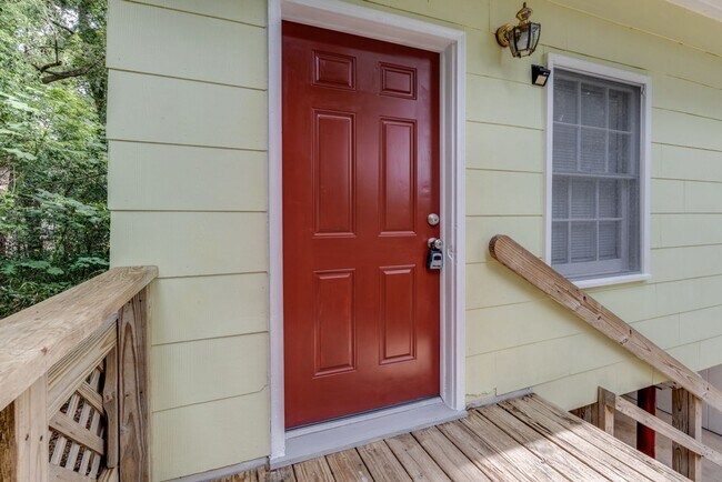 Foto del edificio - 3 Bedroom, 2 Bath Home Available 10/1/2025...