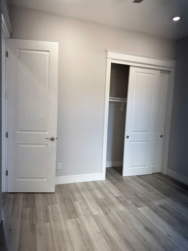 Building Photo - Gorgeous updated 2 bedroom available now!