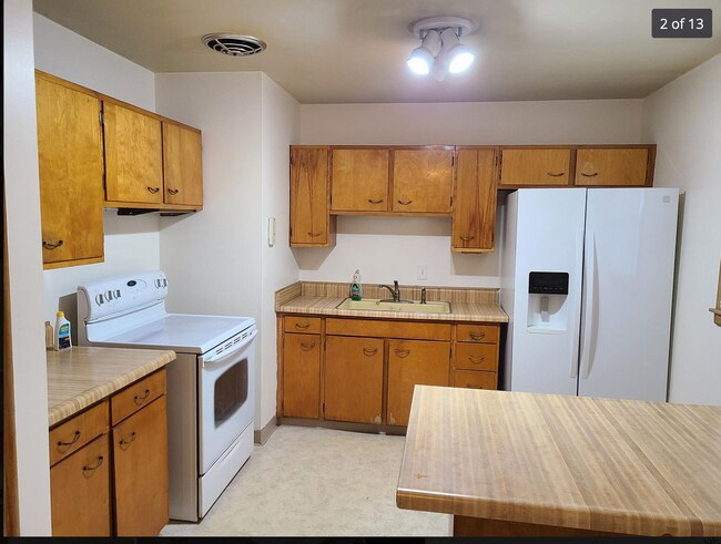 Building Photo - 3 Bedroom 2 Bathroom Ranch home with attac...