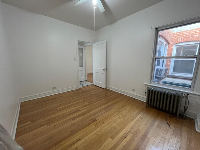 Foto del edificio - 6017 W Irving Park Rd