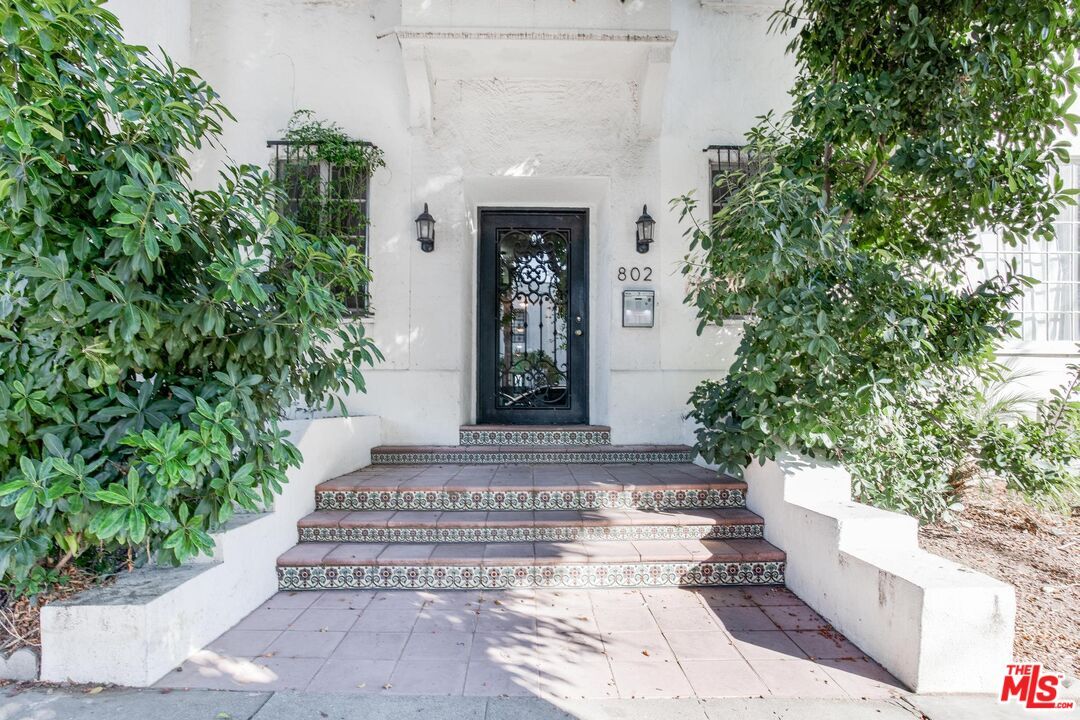 Foto principal - 802 N Sweetzer Ave