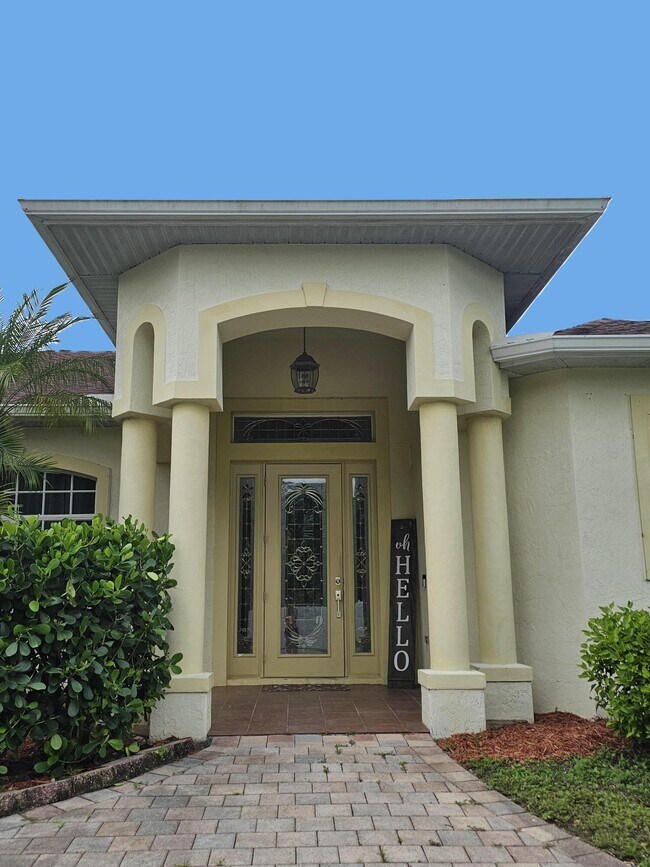 Building Photo - 414 SW Cherryhill Rd