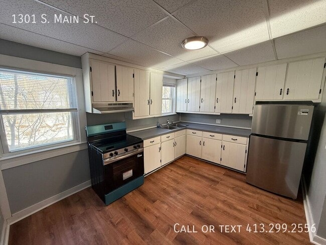 Building Photo - 1301 S Main St