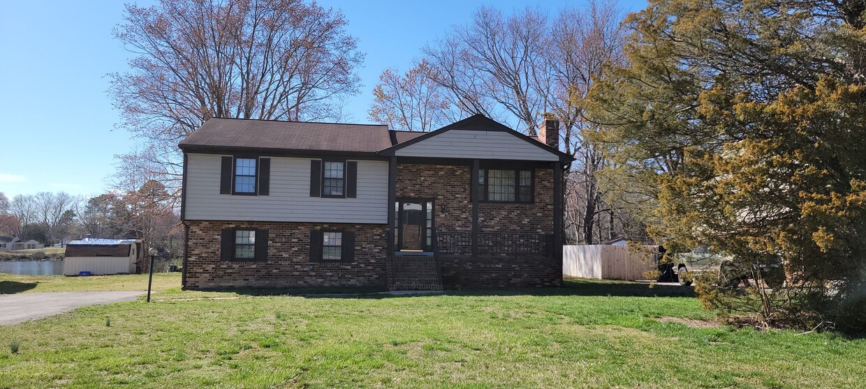 Primary Photo - Great Find! 5 Bedroom 2.5 Bath Home in Ric...