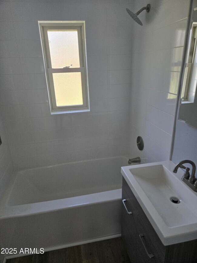 Foto del edificio - 6904 E 6th St