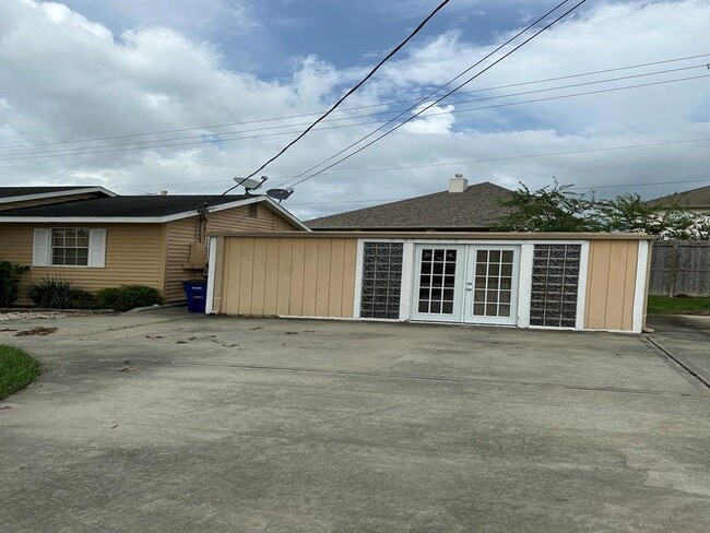 Building Photo - 605 Lakeside Dr