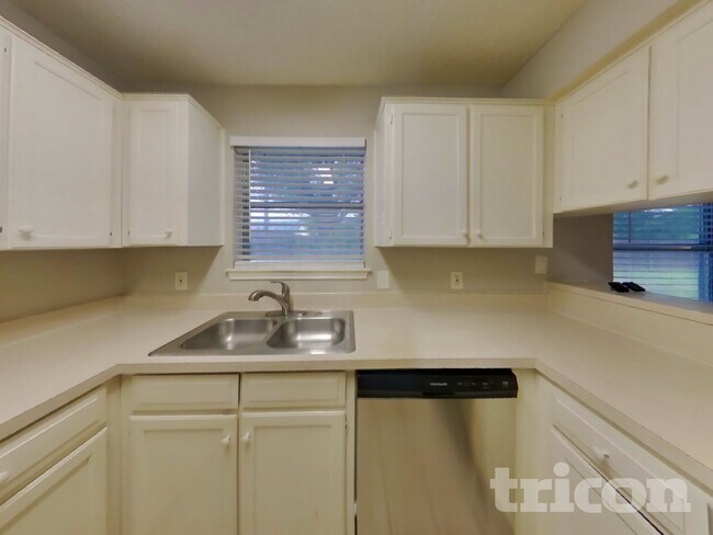 Building Photo - 6705 Lampe Ct
