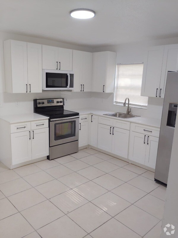 Building Photo - 1729 Birchwood Cir