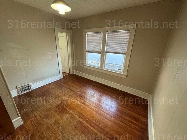 Foto del edificio - $1,250 - 2 bedroom / 1 bathroom - Single F...