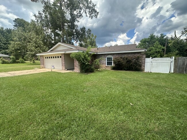 Building Photo - 140 Whispering Pines Loop