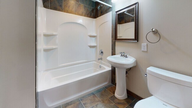 Foto del edificio - Updated 5-Bedroom House Close to U of M Ca...