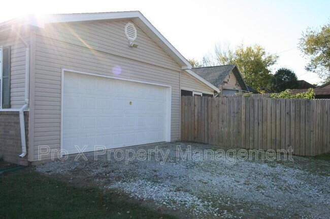 Building Photo - 1002 Joplin St
